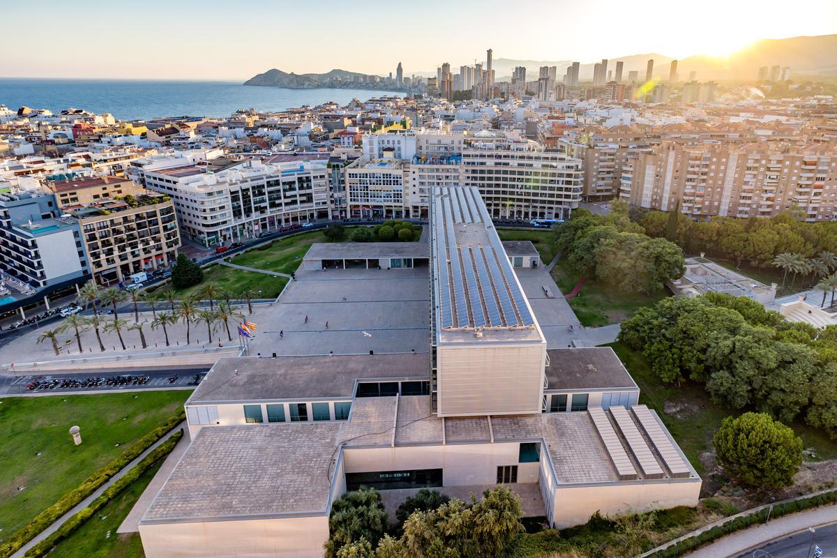 Vista aérea del Ayuntamiento de Benidorm, con la zona de Poniente al fondo.