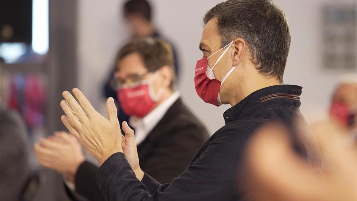 GRAF9410  TARRAGONA  30 01 2021 - El presidente del Gobierno y secretario general del partido socialista  Pedro Sanchez  asiste al acto electoral en Tarragona del candidato a las elecciones regionales de Cataluna  Salvador Illa  este sabado  Illa ha asegurado que si es presidente de la Generalitat formara un Govern  cohesionado  que dara estabilidad a Cataluna  que  en su opinion  no se puede permitir seguir con el  espectaculo  de la division del actual Ejecutivo de JxCat y ERC  EFE PSC CREDITO OBLIGATORIO SOLO USO EDITORIAL SOLO DISPONIBLE PARA ILUSTRAR LA NOTICIA QUE ACOMPANA