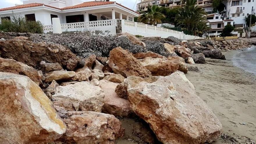 Un total de 151 metros de la playa de La Cola está ocupada por 2.300 metros cúbicos de piedras.