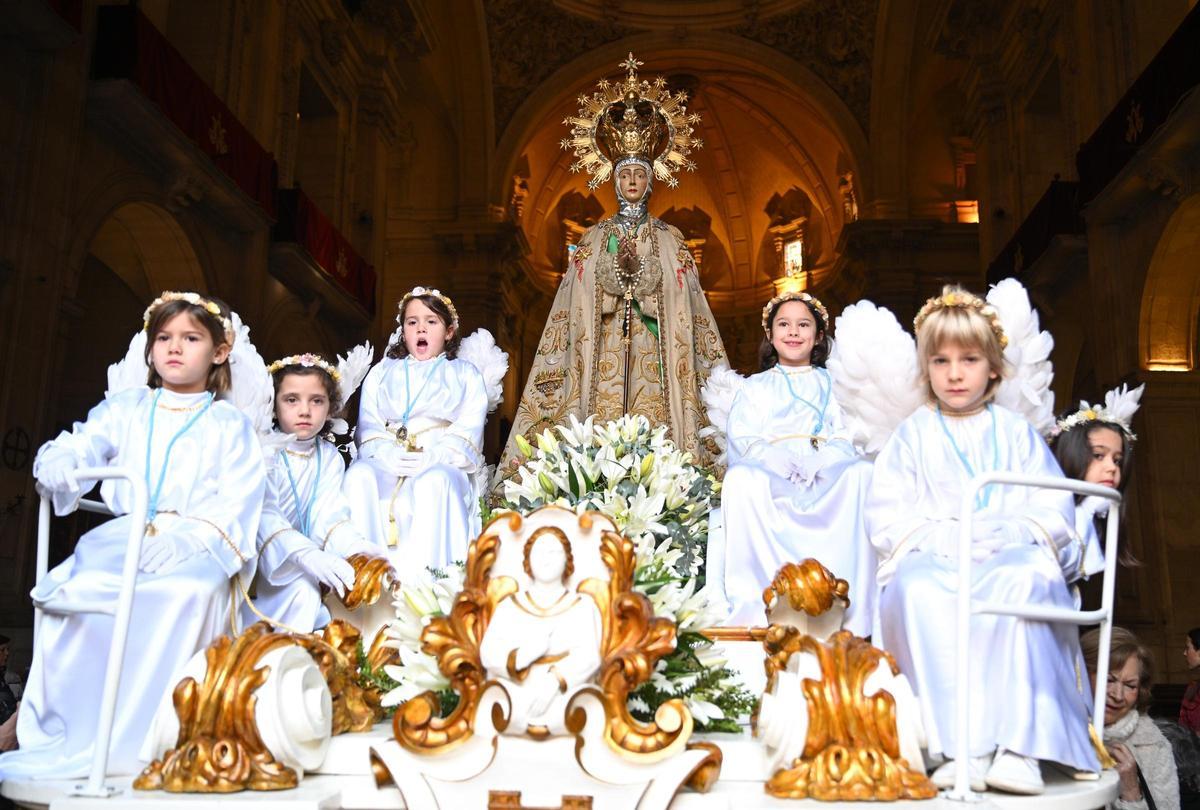 La procesión de la patrona de Elche en el 'Trono dels Angelets', en imágenes