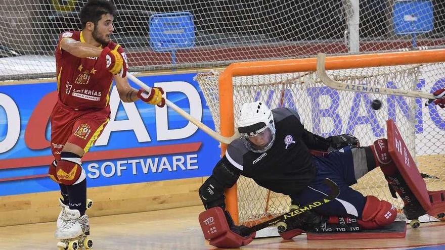 Ferrán Font intenta superar por alto al portero de Inglaterra en el partido inaugural del Campeonato de Europa disputado ayer en el Palacio.