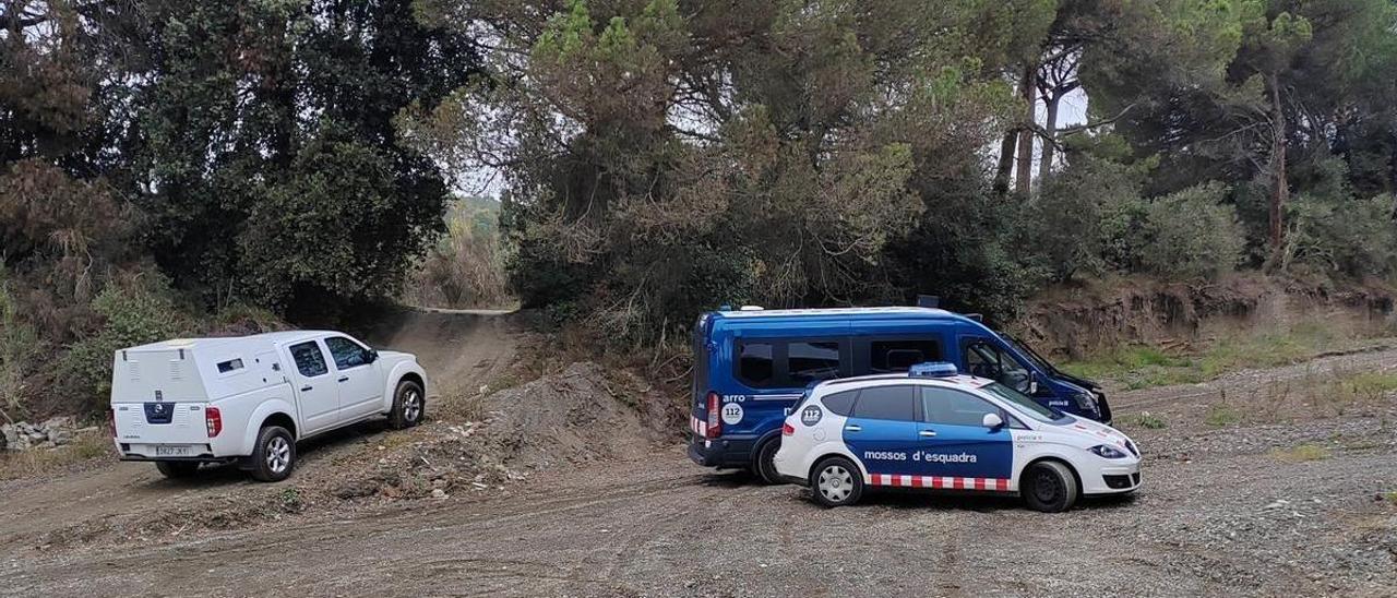 Vehicles dels Mossos d'Esquadra a un dels indrets on s'ha localitzat part del cadàver