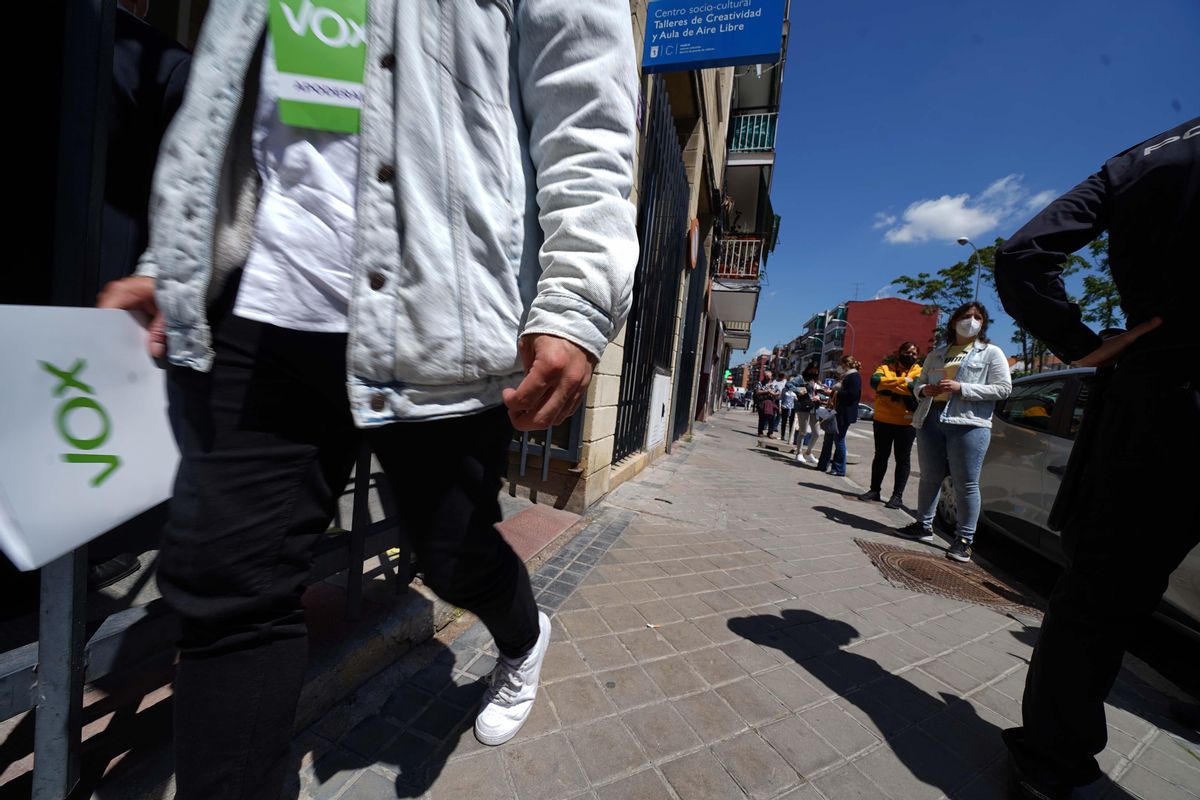 Ambiente electoral en el barrio de Vallecas , en la imagen colas en uno de los colegios electorales de Vallecas.