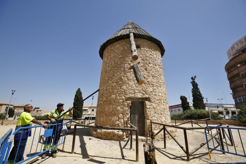 Se desploman el eje y las aspas del Molino del Calvario de Torrevieja