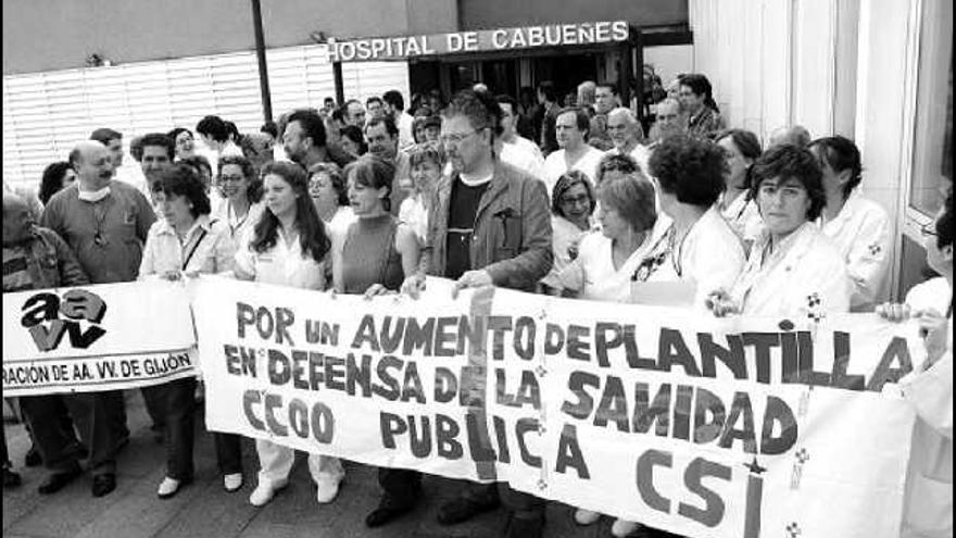 Asistentes a la protesta de ayer en el Hospital de Cabueñes.