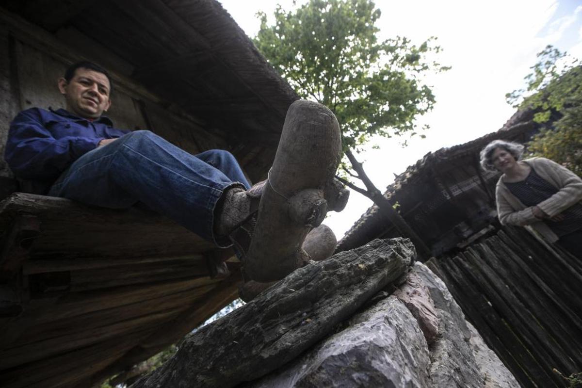 Xandru González y Paz González, con madreñas