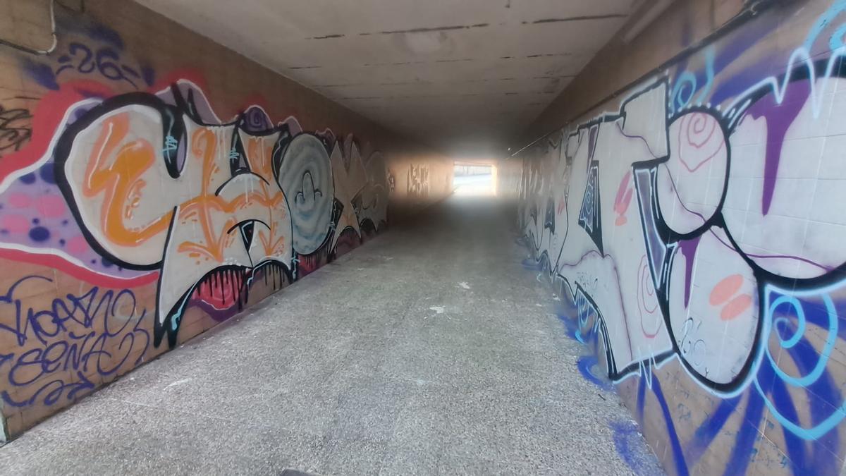 El túnel en el que fueron identificados siete grafiteros, junto a la estación de tren.