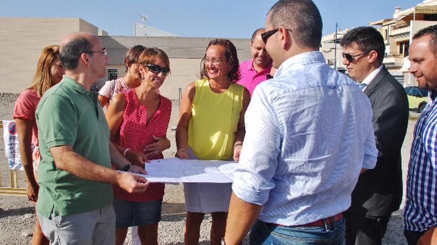 Roberto Moreno, a la izquierda, con la alcaldesa y concejales de Mogán.