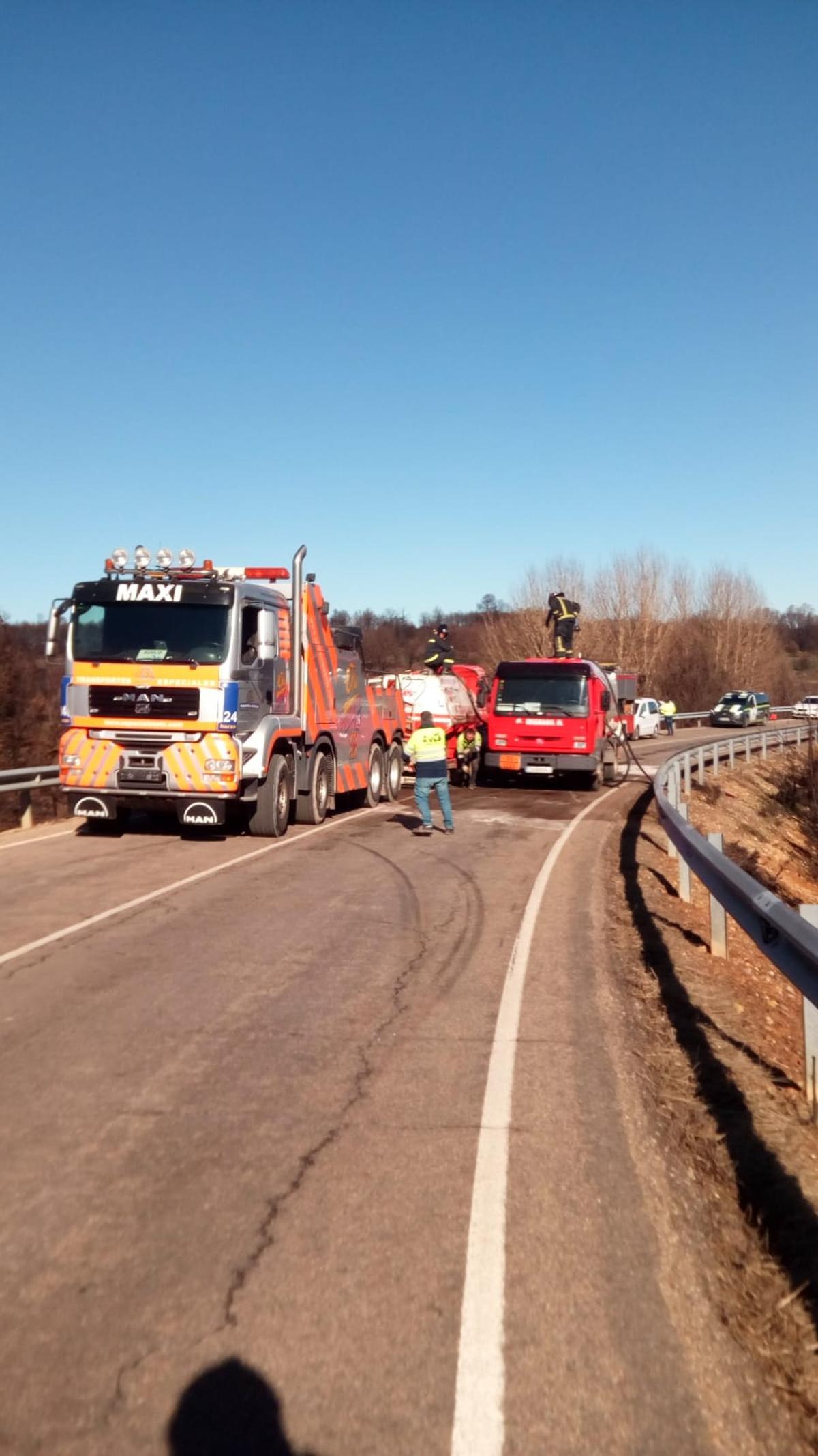 Accidente de tráfico en Zamora: un conductor resulta herido tras volcar su camión