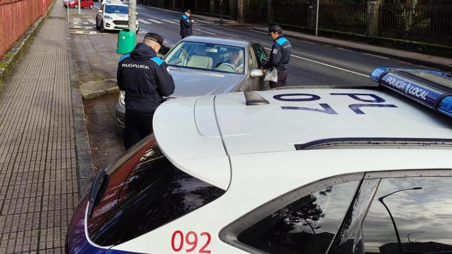 Un control de la Policía Local para evitar el consumo de alcohol y drogas al volante, ayer.