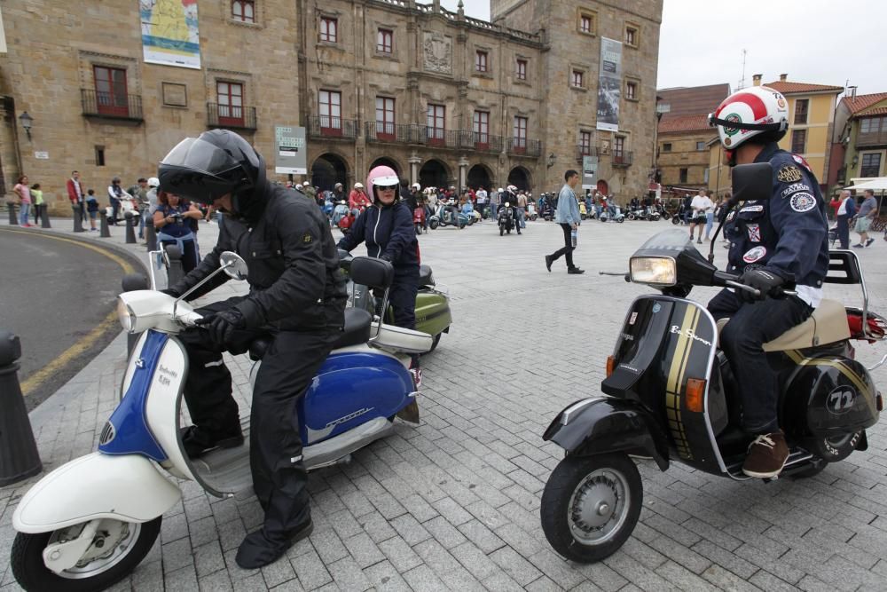 Concentración de Vespas y Lambretas en el Euroyeyé de Gijón