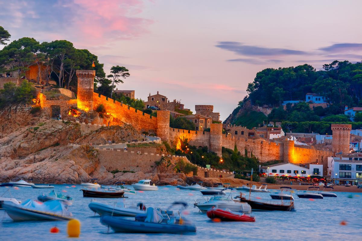La muralla medieval de Tossa de Mar frente al mar