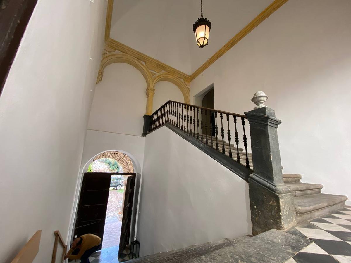 Escalinata del siglo XVII del Palacio de los Angulo.