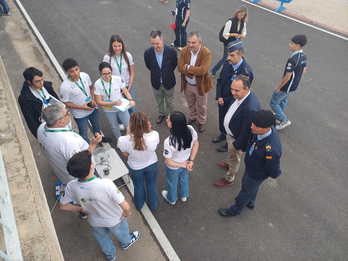 Uno de los equipos participantes junto a las autoridades políticas y militares en la Base Aérea de Alcantarilla.