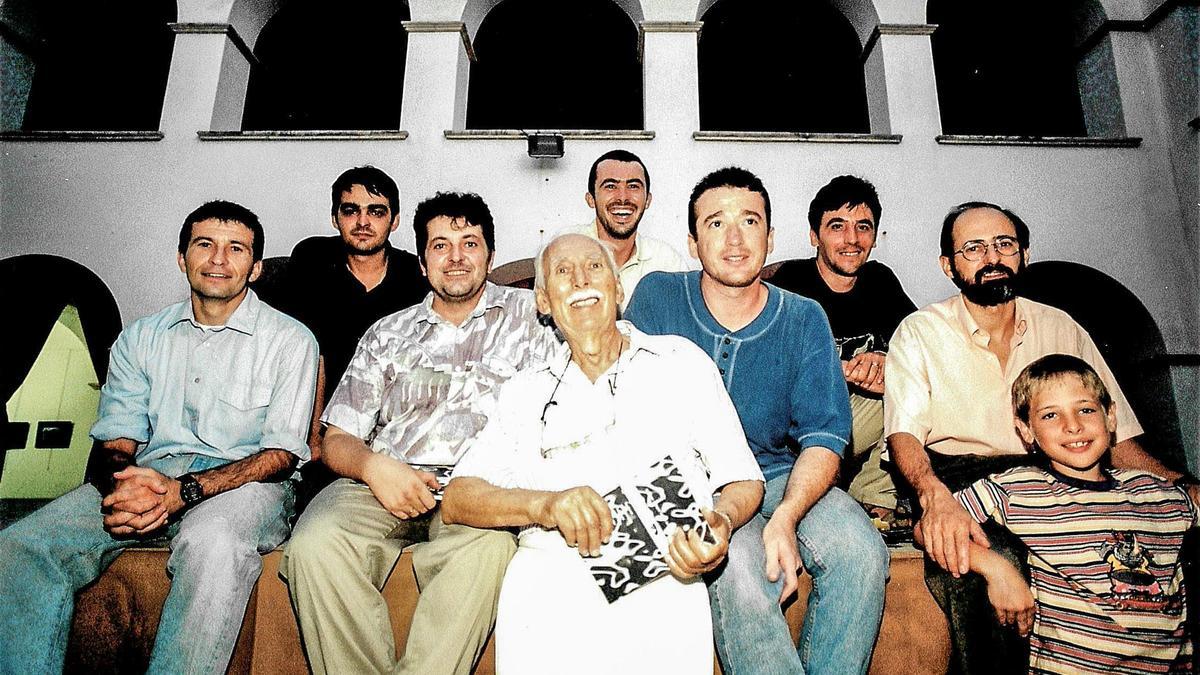 De izquierda a derecha: Juan A. Riera, Moisés Copa, Bartolo Tur, Alfredo Benito, Vicent Marí, Germán G. Lama, Domínguez y Toni Pomar en una exposición del Ayuntamiento de Eivissa en julio de 1998.