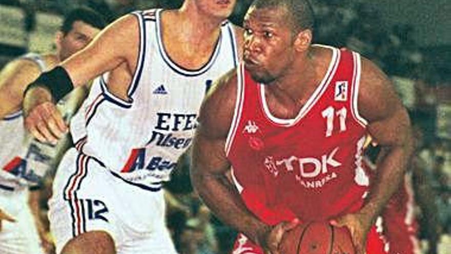 Sherron Mills en un partit d&#039;Eurolliga amb l&#039;Efes, el setembre del 1998