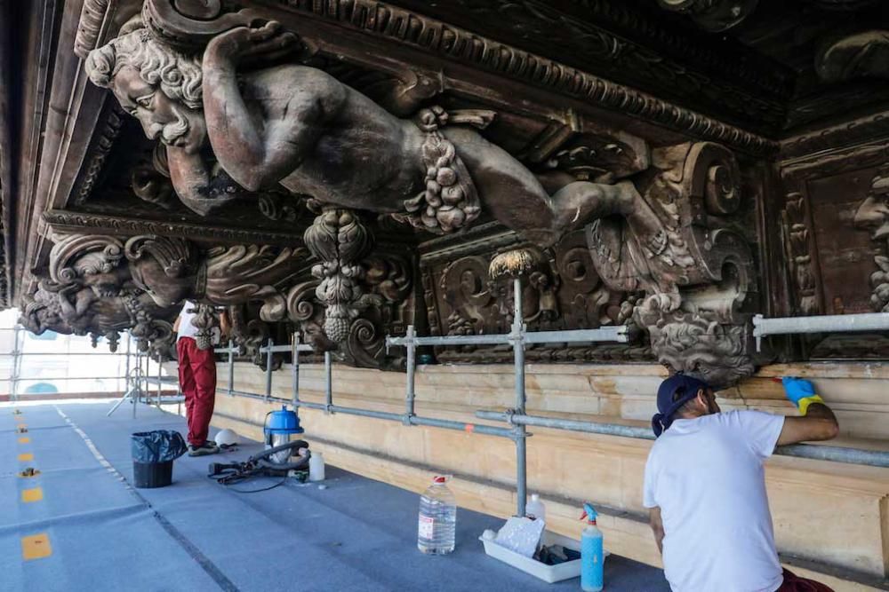 Die Dachtraufe an der Rathausfassade an Palmas Plaça Cort wird renoviert. Eine gute Gelegenheit, die Figuren aus nächster Nähe zu betrachten.