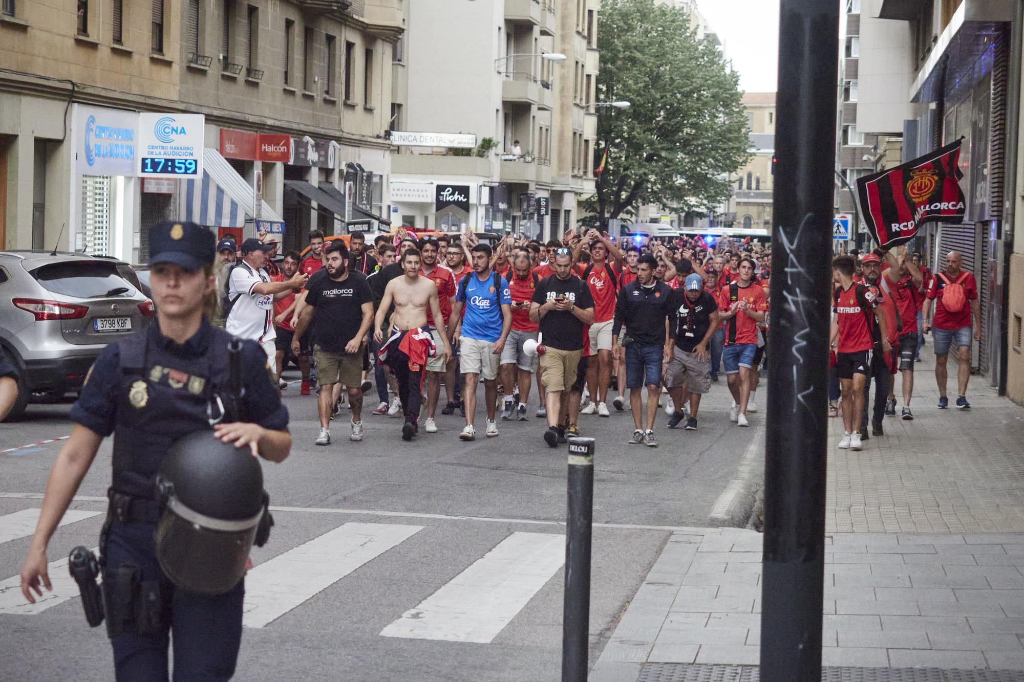 Aficionados del RCD Mallorca dirigiéndose al estadio de el Sadar