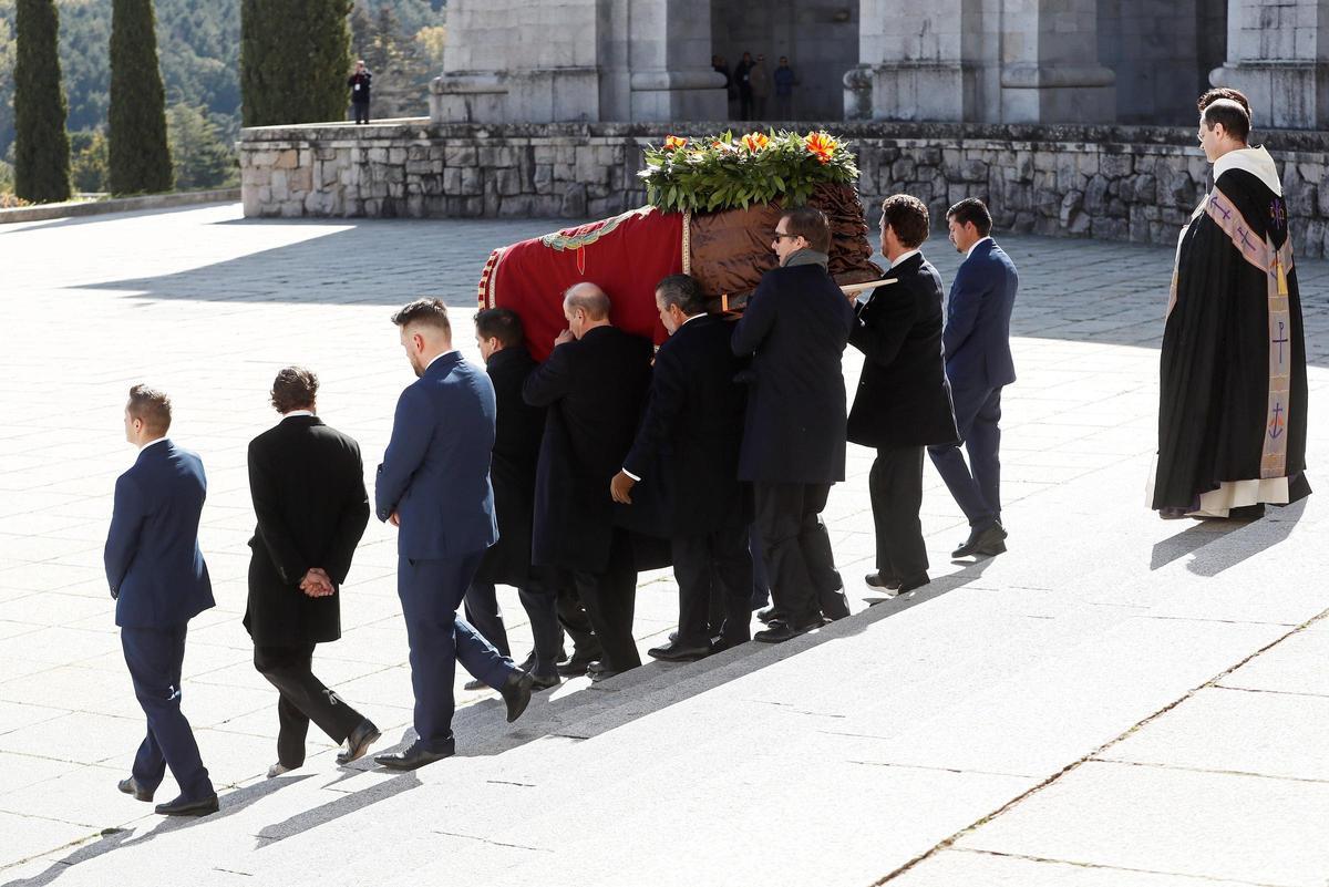 Familiares de Franco portan el féretro con los restos del dictador tras su exhumación del Valle de los Caídos, el 24 de octubre de 2019.