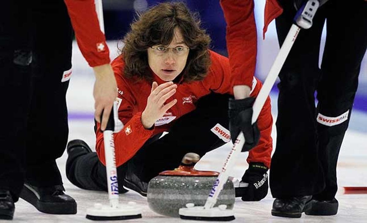 La jugadora suïssa de cúrling Mirjam Ott mira la línia del seu llançament durant un partit contra Escòcia, al Campionat Mundial Femení de Cúrling, a Esjberg (Dinamarca).