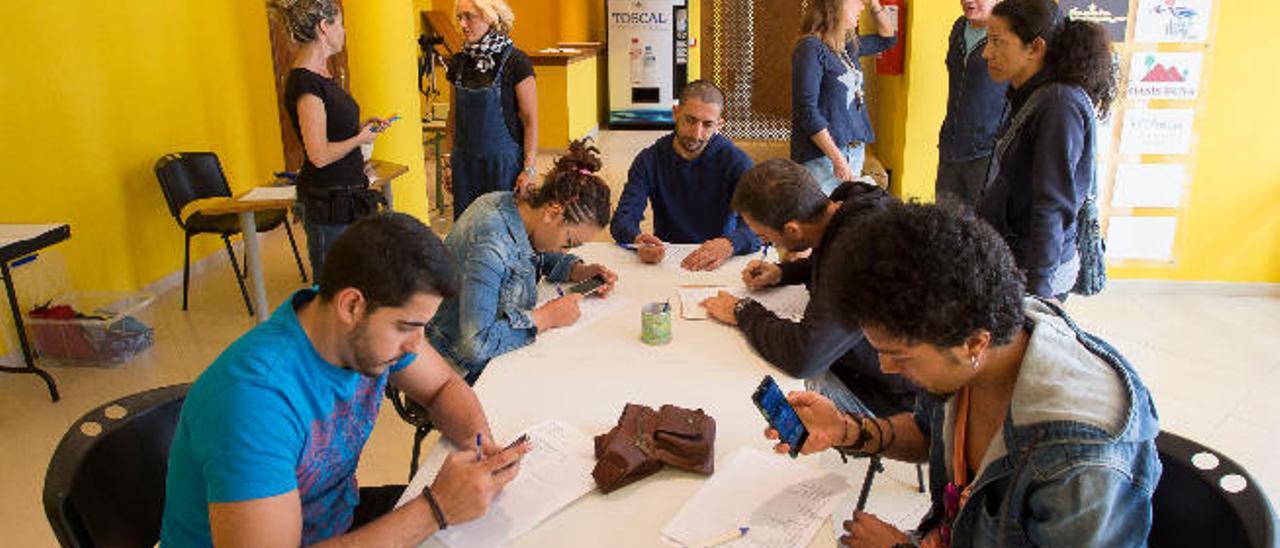 Un grupo de aspirantes a extras rellenan un cuestionario en la Biblioteca de Corralejo, ayer.