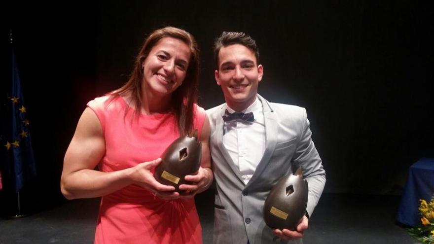 Úrsula Ruiz y Juanfran Guevara, con sus premios.