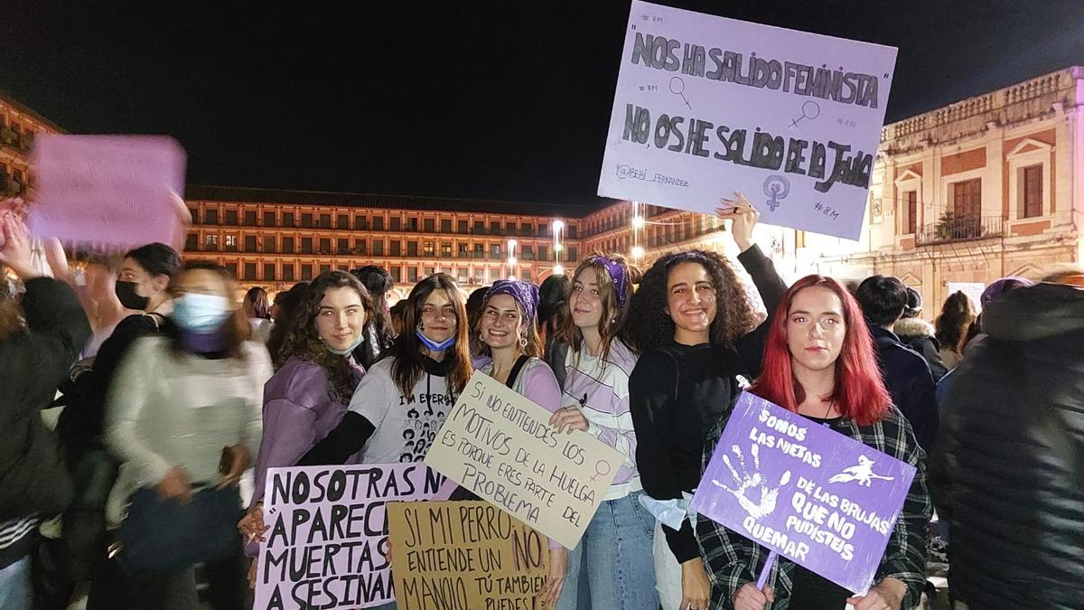 Un grupo de jóvenes, a la llegada de la manifestación a La Corredera.
