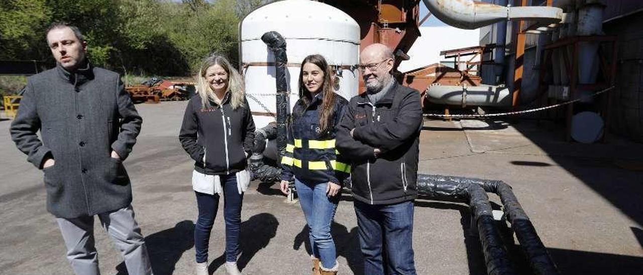 Manuel Alejandro Fernández, Patricia Zapico, Cristina Ruiz y Francisco Menéndez, ante la caldera.