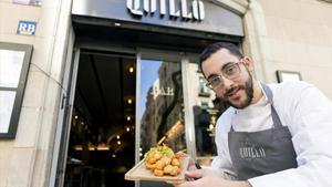 El chef Jordi Asensio muestra un plato de cazón en adobo frente al Quillo.