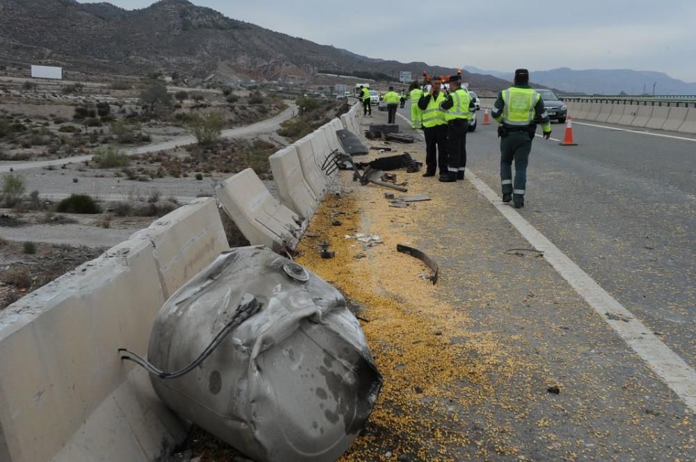 Herido el conductor de un camión en Lorca tras caer desde la autovía A-7 a una rambla