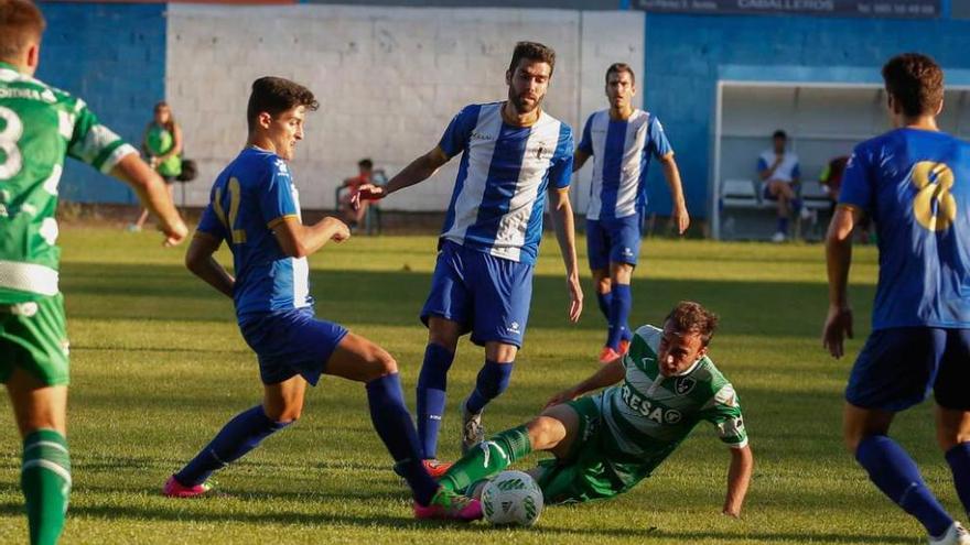 Sergio Ríos arrebata un balón a Adri Llano, durante el partido de ayer.