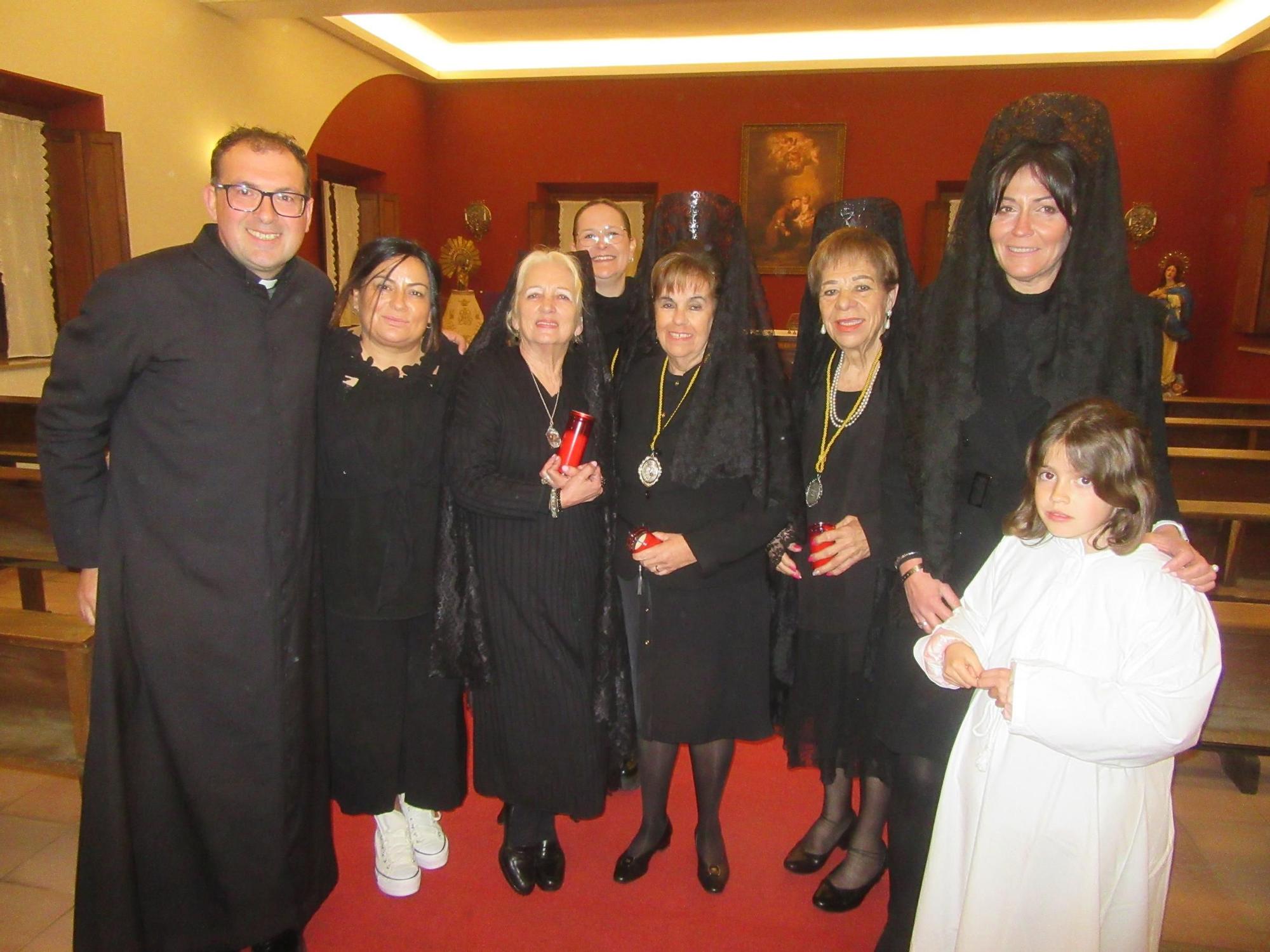 La lluvia obliga a suspender la procesión de La Soledad, en Cangas de Onís