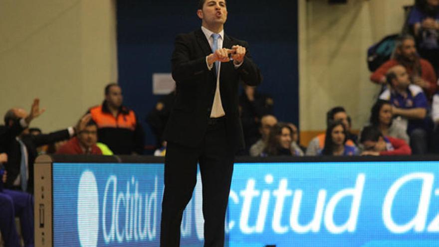 Víctor Lapeña, entrenador del Perfumerías Avenida.