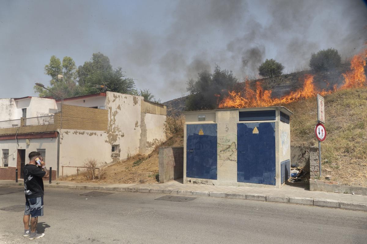 Imagen del incendio en la zona del Cerro del Carambolo en Camas (Sevilla).