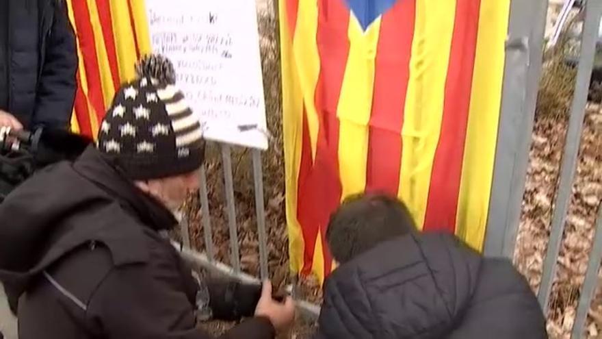 Concentración a las puertas de la cárcel alemana de Neumünster en apoyo a Carles Puigdemont