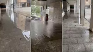 Inundaciones en el portal, "olas" en la acera y un acceso peligroso ("casi en madreñes") cada vez que llueve fuerte: la denuncia de unos vecinos de de Pola de Siero
