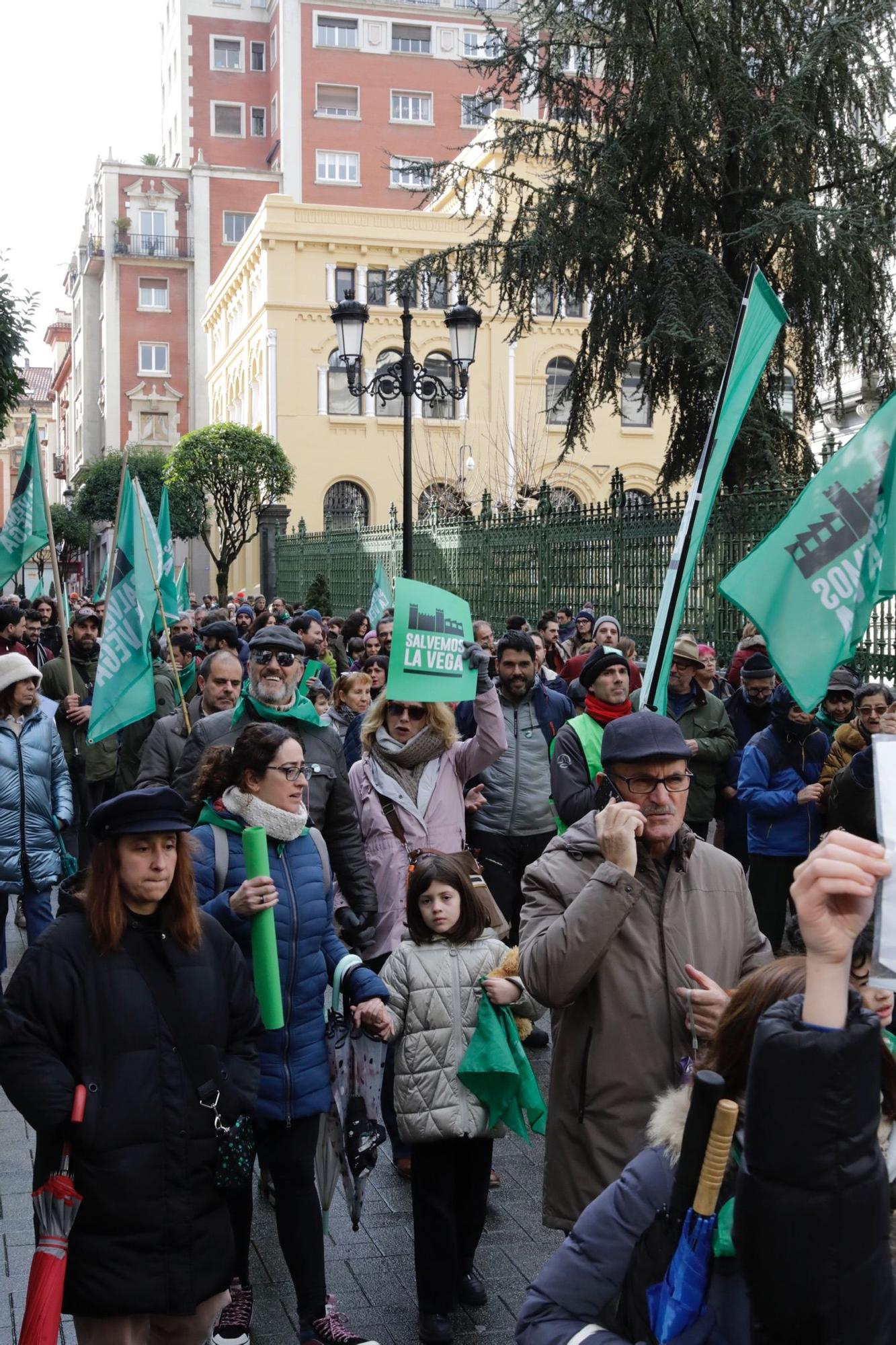 "La Vega no se vende, La Vega se defiende": así fue la concentración de Salvemos La Vega en Oviedo