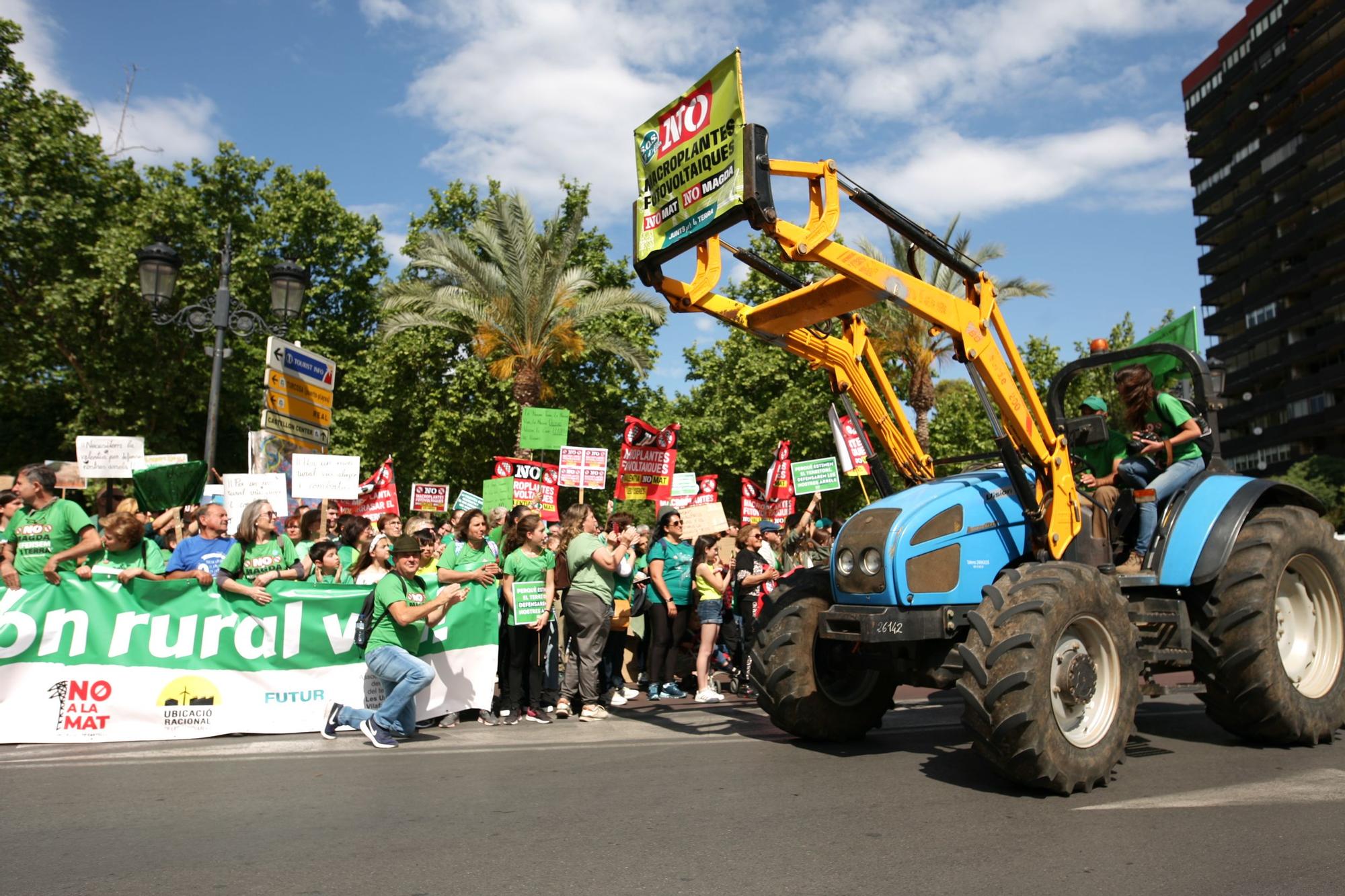 Una marea verde de 52 tractores y 700 personas grita en Castelló no a las macroplantas solares