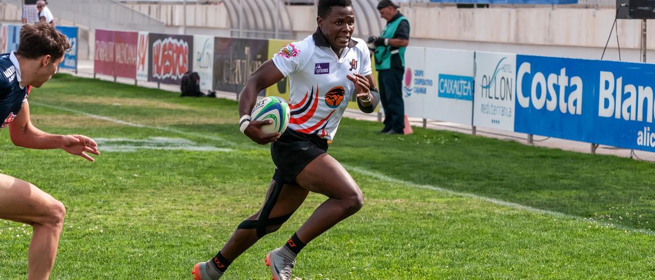 Un jugador sudafricano de la modalidad de rugby «seven» participa en la última edición del torneo celebrado en La Vila.