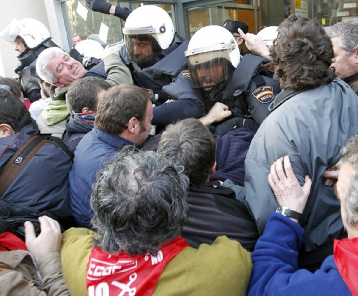 Enfrontament entre un piquet informatiu i la Policia a l’entrada de l’edifici dels Ministeris a Santander.