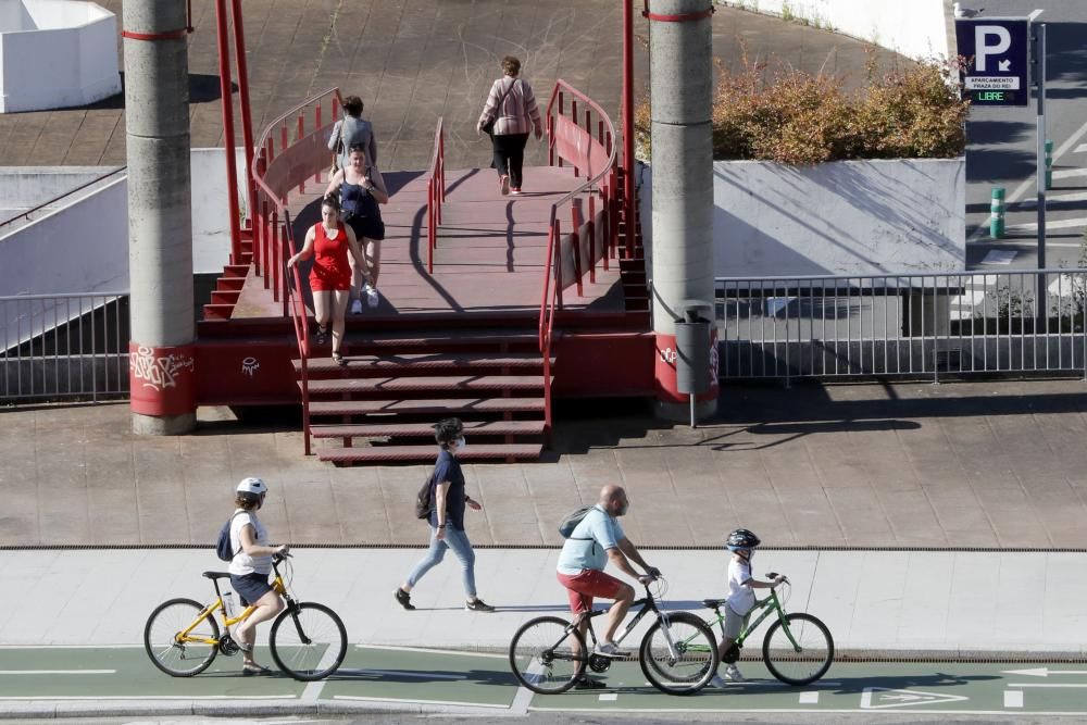 Los vigueses, ya con ganas de la nueva fase. El buen tiempo anima a los vecinos a disfrutar de los parques y las playas en la jornada previa a la entrada en la fase 2 de la desescalada