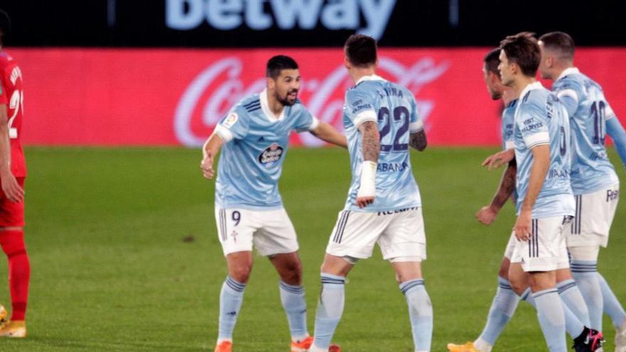 Los jugadores del Celta celebran en el primer gol ante el Granada.