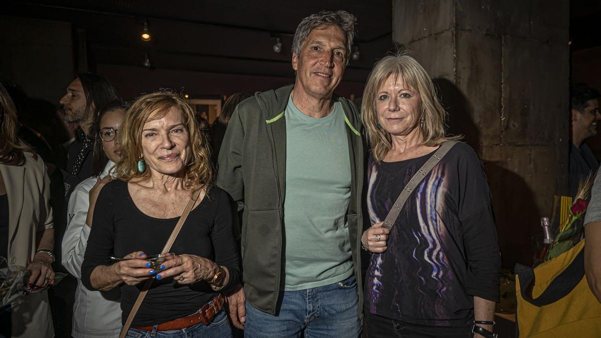 Mireia Ros, Albert Solé y Elianne Ros en la fiesta del suplemento ’abril’ de El Periódico en el Speakeasy (Dry Martini)