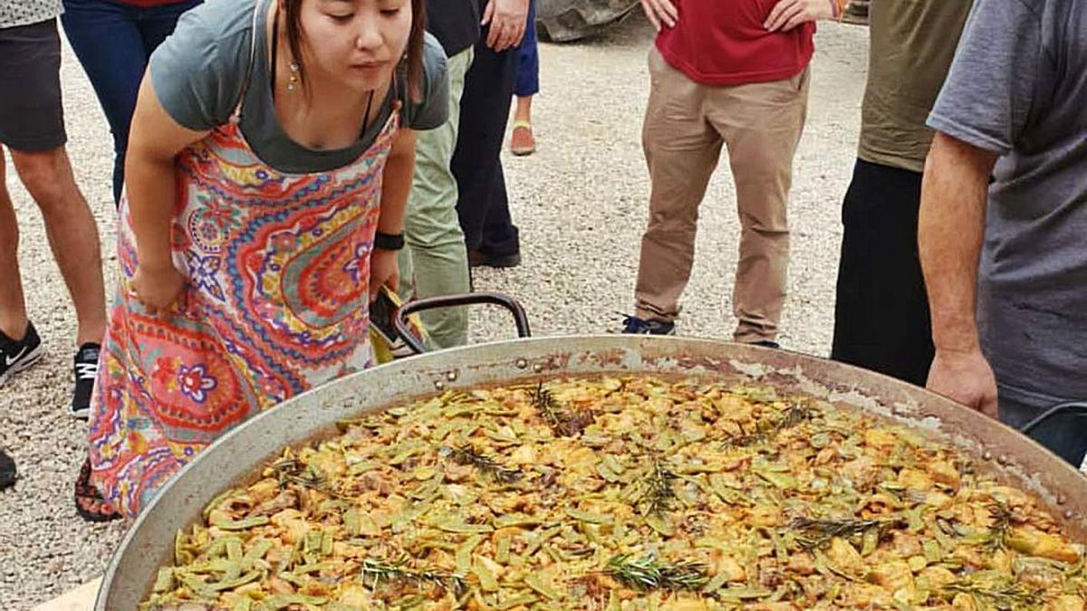 Las paellas ofrecen un gran atractivo a los potenciales visitantes de la comarca. | VICENT M. PASTOR