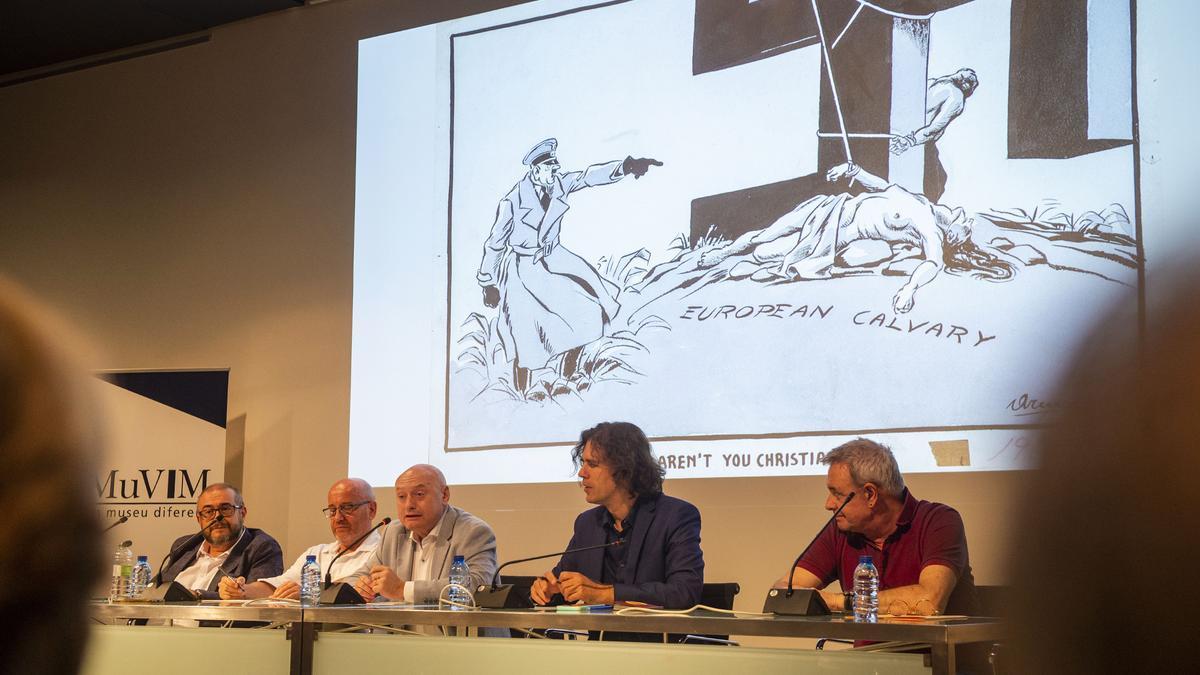 Els reponsables del MuVIM i comissaris en la Sala Baixa del museu.