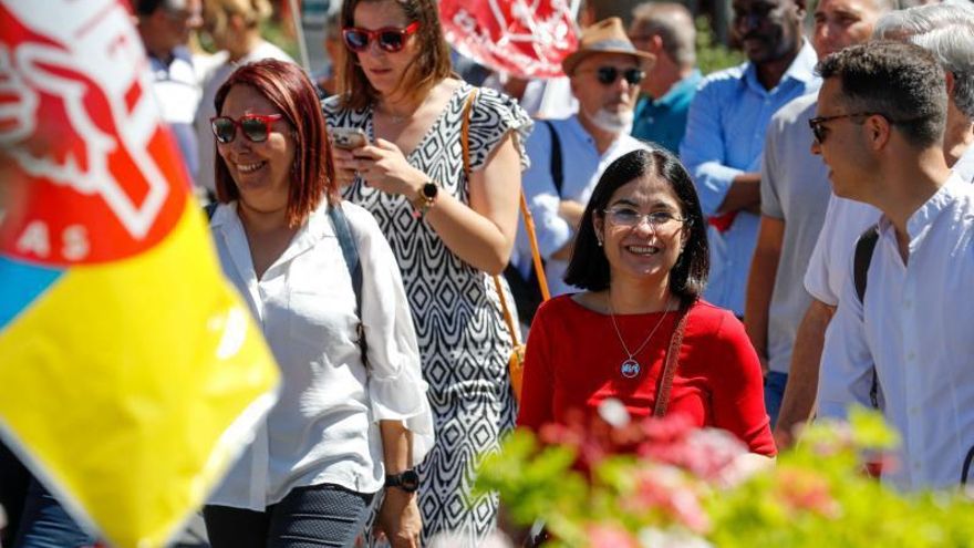 Algunos miembros del PSOE como Carolina Darias y Luc André, ayer, en la manifestación en Gran Canaria. | | EFE/ELVIRA URQUIJO