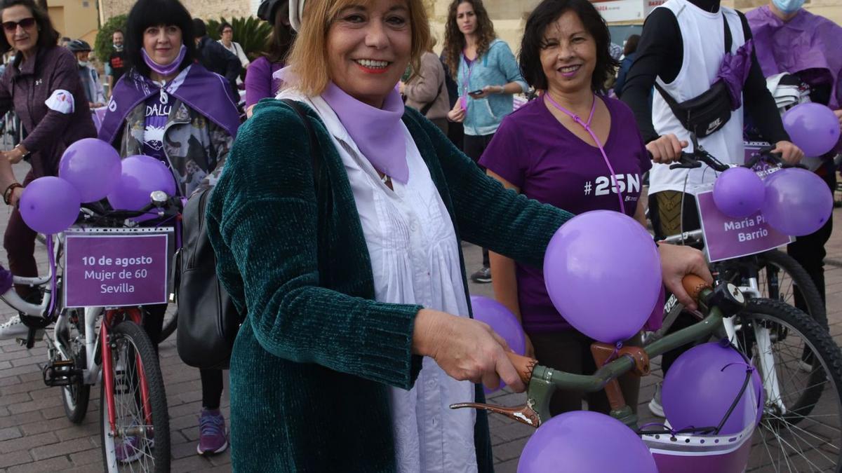 Dulcenombre Rodríguez, miembro de la Plataforma contra la violencia a las mujeres, ayer en la manifestación. | FRANCISCO GONZÁLEZ