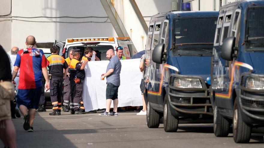 Momento en el que llega la ambulancia para llevarse al aficionado del Langreo