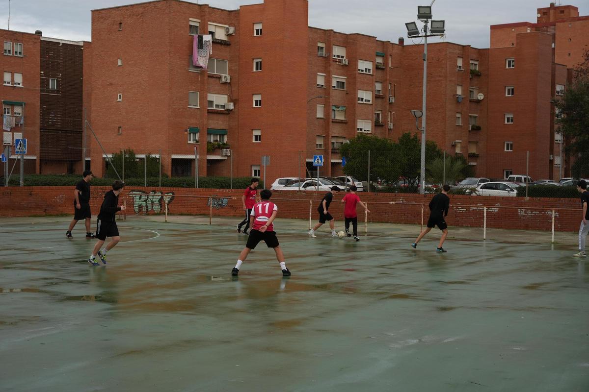 Un grupo de jóvenes juegan al fútbol en las pistas deportivas de La Paz, que se van a remozar.