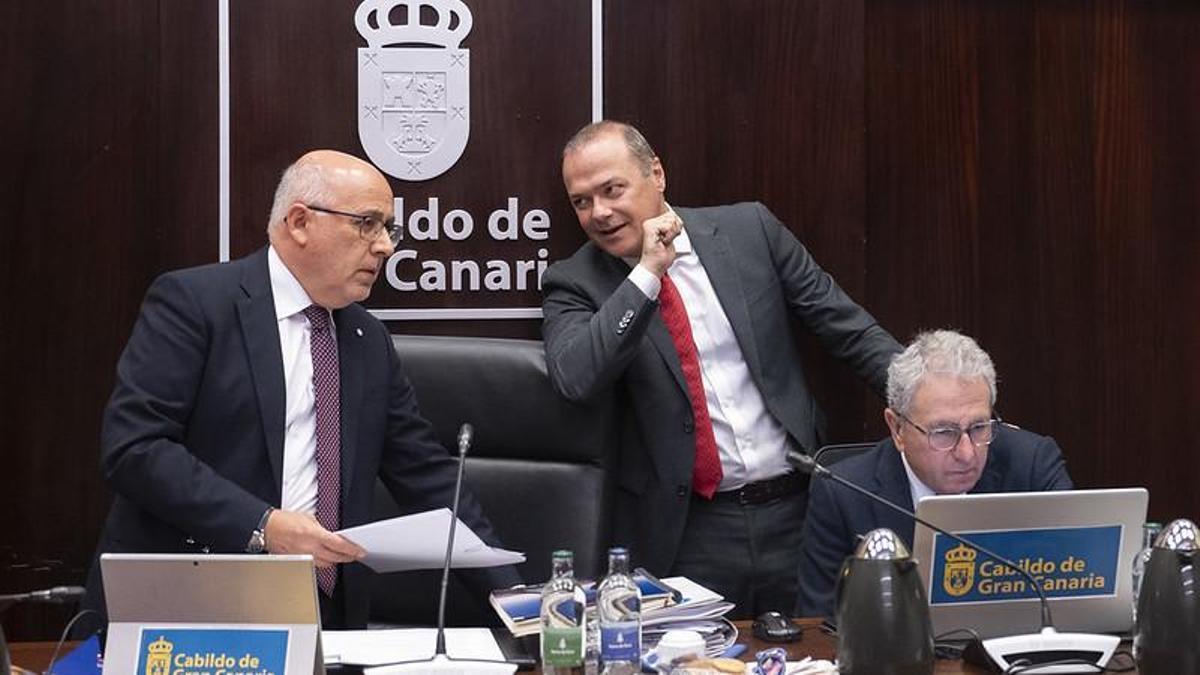 Antonio Morales, Augusto Hidalgo y el interventor José Juan Sánchez en el Pleno del Cabildo del 5 de abril